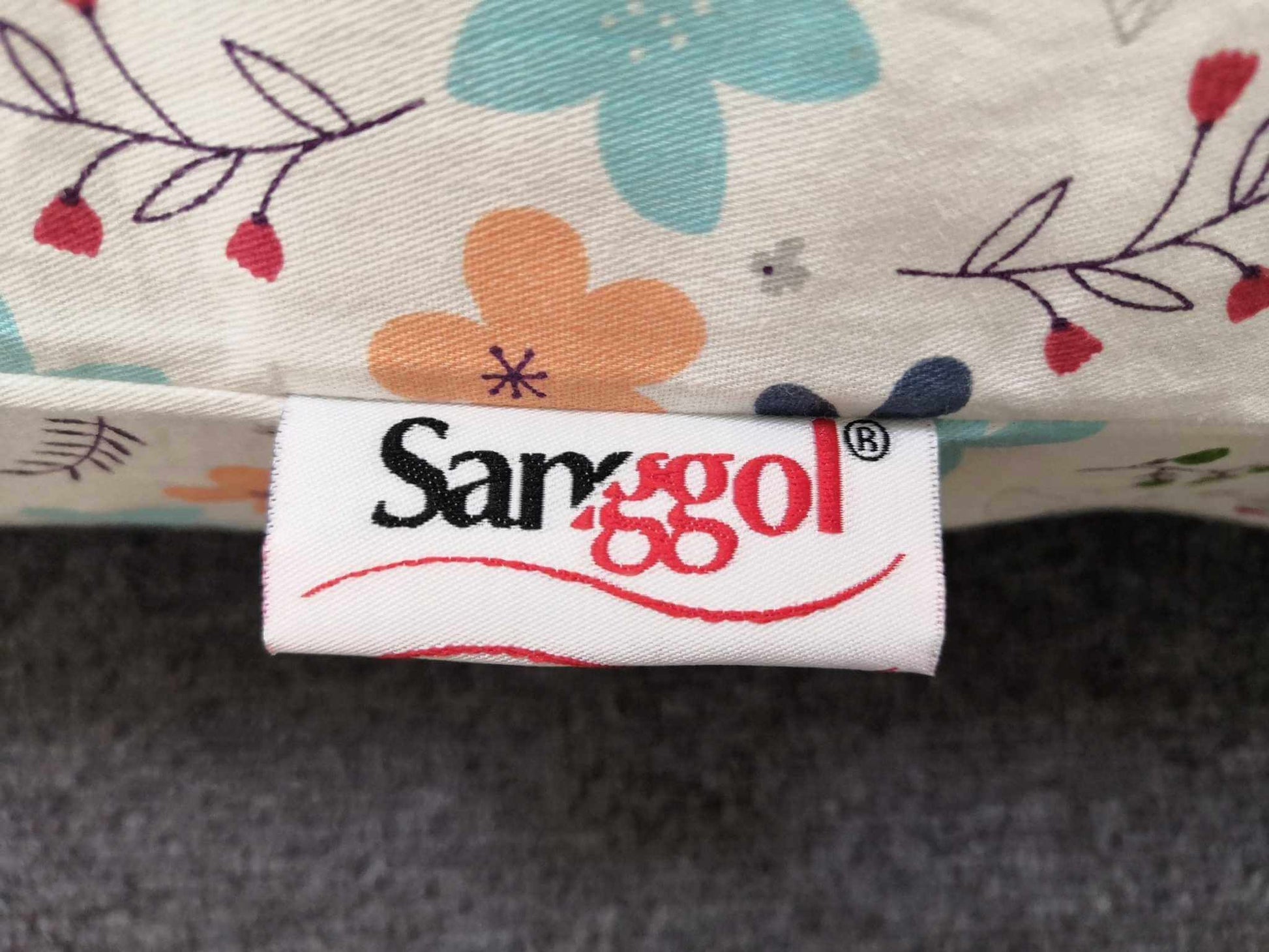 Peach & Daisies J Shaped Body Pillow – Side Sleeper Support in Peaches & Daisies | Sanggolcomfort