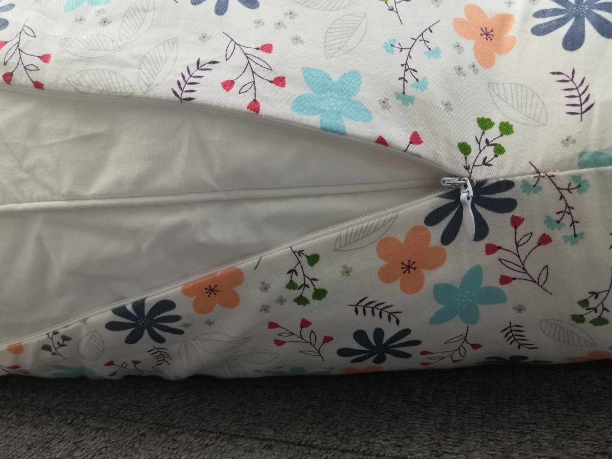 Peach & Daisies J Shaped Body Pillow – Side Sleeper Support in Peaches & Daisies | Sanggolcomfort